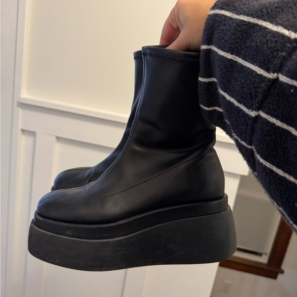 women’s black platform boot